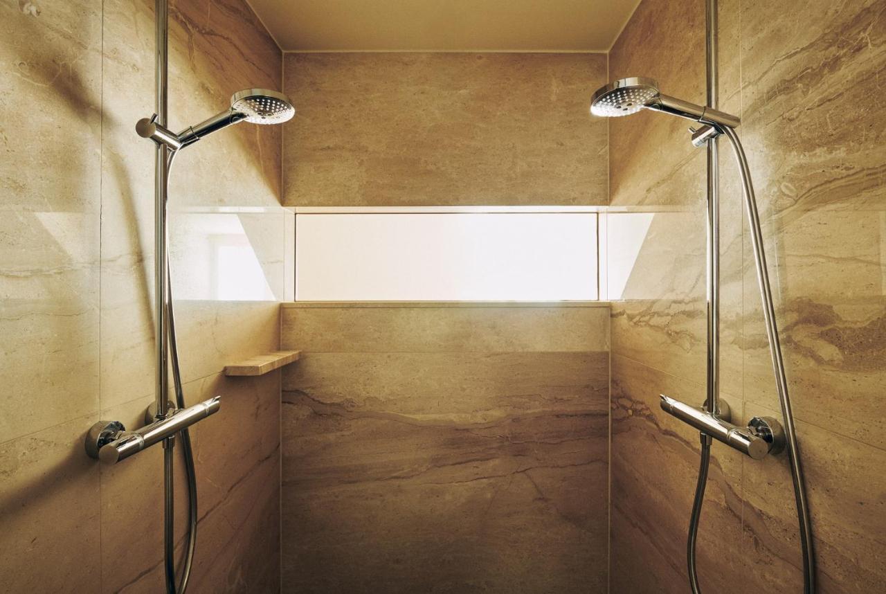 Prinsenhof Groningen Dış mekan fotoğraf A shower with two shower heads
